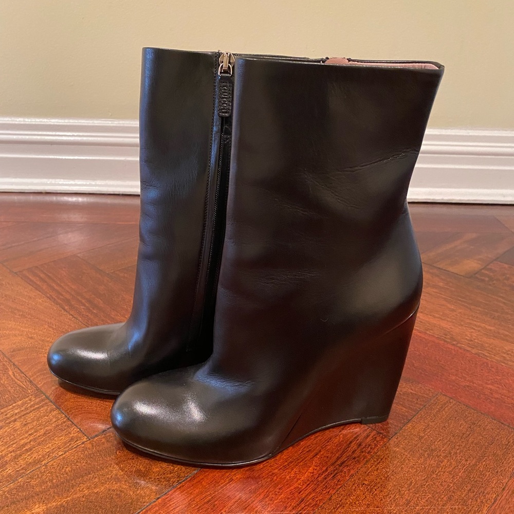 Never before worn Gucci wedge boots, black leather